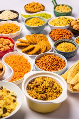Grupta Hint çayı zamanı atıştırmalıkları. Sev, chivda, farsan, mix, bakwadi farklı kaselerde servis edilir.