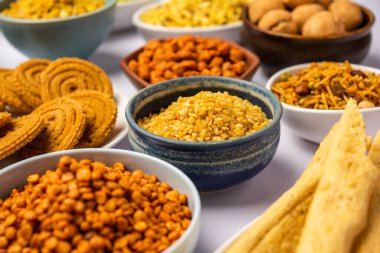 Grupta Hint çayı zamanı atıştırmalıkları. Sev, chivda, farsan, mix, bakwadi farklı kaselerde servis edilir.