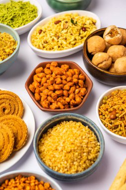 Grupta Hint çayı zamanı atıştırmalıkları. Sev, chivda, farsan, mix, bakwadi farklı kaselerde servis edilir.
