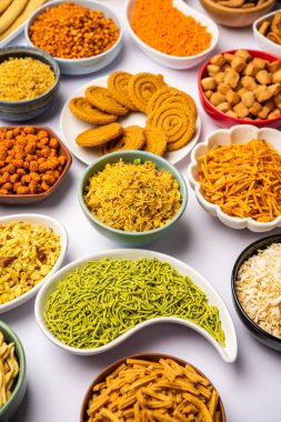 Grupta Hint çayı zamanı atıştırmalıkları. Sev, chivda, farsan, mix, bakwadi farklı kaselerde servis edilir.