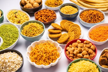 Grupta Hint çayı zamanı atıştırmalıkları. Sev, chivda, farsan, mix, bakwadi farklı kaselerde servis edilir.