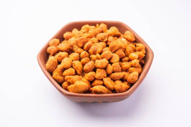 Masala Peanuts, nohut ve Hint aperatifi ile kaplanmış baharatlı ve çıtır çıtır atıştırmalıktır.