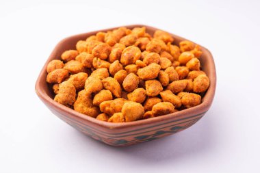 Masala Peanuts, nohut ve Hint aperatifi ile kaplanmış baharatlı ve çıtır çıtır atıştırmalıktır.