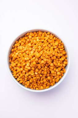 Fried and Spicy Chana Dal Masala namkeen popüler bir Chakna tarifi. Bir kasede servis edilir.