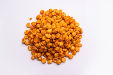 Fried and Spicy Chana Dal Masala namkeen popüler bir Chakna tarifi. Bir kasede servis edilir.