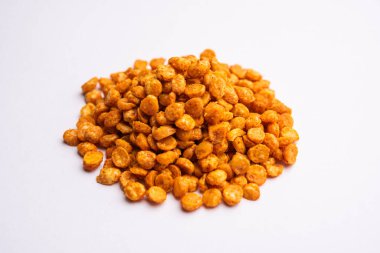 Fried and Spicy Chana Dal Masala namkeen popüler bir Chakna tarifi. Bir kasede servis edilir.
