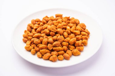 Masala Peanuts, nohut ve Hint aperatifi ile kaplanmış baharatlı ve çıtır çıtır atıştırmalıktır.