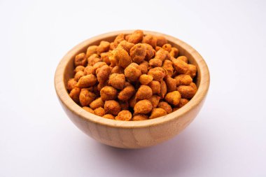 Masala Peanuts, nohut ve Hint aperatifi ile kaplanmış baharatlı ve çıtır çıtır atıştırmalıktır.