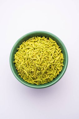 Palak sev kıtır kıtır, yeşil, ıspanak aromalı tuzlu, baharatlı, kızarmış farsan.