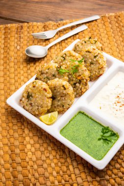 Sabudana wada ya da shabudana Vada Hindistan 'da sagodan yapılmış ve turşuyla servis edilmiş.