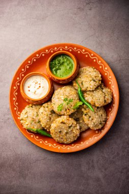 Sabudana wada ya da shabudana Vada Hindistan 'da sagodan yapılmış ve turşuyla servis edilmiş.