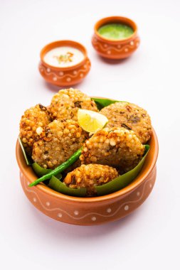 Sabudana wada ya da shabudana Vada Hindistan 'da sagodan yapılmış ve turşuyla servis edilmiş.