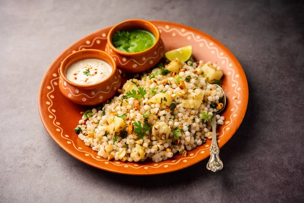 Geçmişte Khichadi - Sagopa Kajmer tohumları ile yapılan Maharashtra otantik bir yemek lor ile görev yaptı.