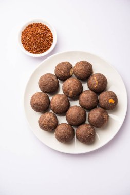 Nachni laddu veya Ragi laddoo veya parmak darı, jaggery ve ghee kullanarak yapılan tatlı toplar.