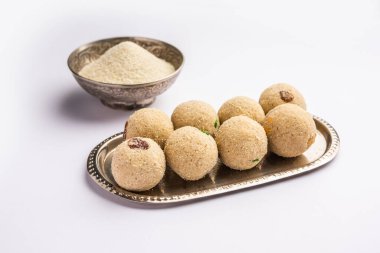 Rava Laddu ya da sooji ladoo, Hint tatlısı, irmik, şeker, ghee, kaju ve kuru üzümden yapılır.