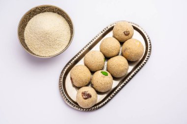 Rava Laddu ya da sooji ladoo, Hint tatlısı, irmik, şeker, ghee, kaju ve kuru üzümden yapılır.