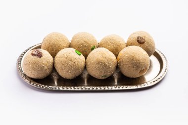 Rava Laddu ya da sooji ladoo, Hint tatlısı, irmik, şeker, ghee, kaju ve kuru üzümden yapılır.