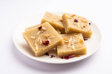 Rava barfi ya da sooji burfi, Hint tatlısı olup, irmik, şeker, yağ ve bademlerden yapılır.