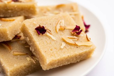 Rava barfi ya da sooji burfi, Hint tatlısı olup, irmik, şeker, yağ ve bademlerden yapılır.