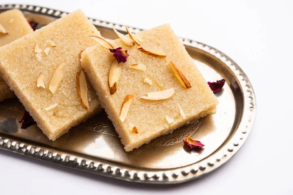 ラババルフィ Rava Barfi Soji BurfiまたはBarfee セモリナ アーモンドで作られたインドの甘いもの — ストック写真