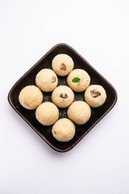 Rava Laddu ya da sooji ladoo, Hint tatlısı, irmik, şeker, ghee, kaju ve kuru üzümden yapılır.