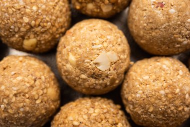 Til Gul laddoo, Susam jaggery Ball, Ta ki ke laddo ya da tilgul Hindistan 'da Makar Sankranti Festivali için