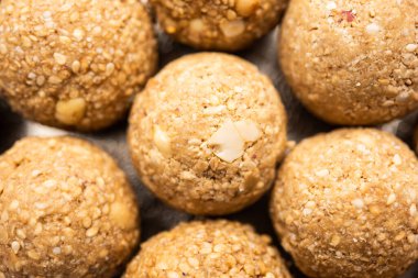 Til Gul laddoo, Susam jaggery Ball, Ta ki ke laddo ya da tilgul Hindistan 'da Makar Sankranti Festivali için