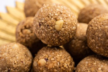 Til Gul laddoo, Susam jaggery Ball, Ta ki ke laddo ya da tilgul Hindistan 'da Makar Sankranti Festivali için