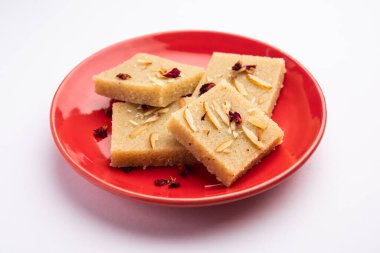 Rava barfior sooji burfi ya da barfee irmik, şeker, yağ ve badem ile yapılan Hint tatlısı.