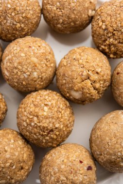 Til Gul laddoo, Susam jaggery Ball, Ta ki ke laddo ya da tilgul Hindistan 'da Makar Sankranti Festivali için