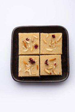 Rava barfior sooji burfi ya da barfee irmik, şeker, yağ ve badem ile yapılan Hint tatlısı.