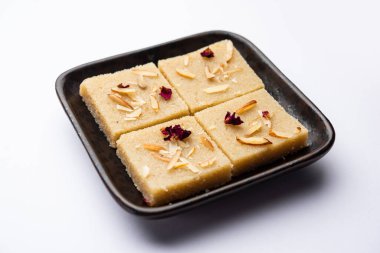 Rava barfior sooji burfi ya da barfee irmik, şeker, yağ ve badem ile yapılan Hint tatlısı.