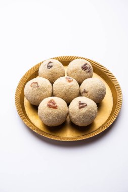 Rava Laddu ya da sooji ladoo, Hint tatlısı, irmik, şeker, ghee, kaju ve kuru üzümden yapılır.