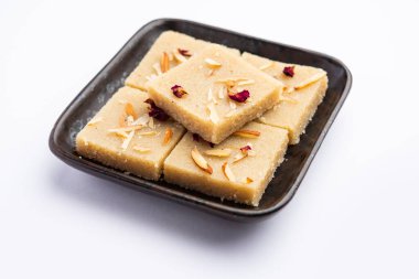 Rava barfior sooji burfi ya da barfee irmik, şeker, yağ ve badem ile yapılan Hint tatlısı.