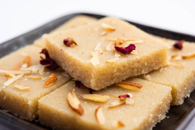 Rava barfior sooji burfi ya da barfee irmik, şeker, yağ ve badem ile yapılan Hint tatlısı.