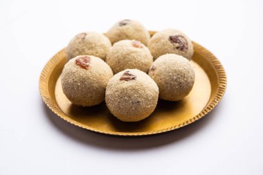 Rava Laddu ya da sooji ladoo, Hint tatlısı, irmik, şeker, ghee, kaju ve kuru üzümden yapılır.