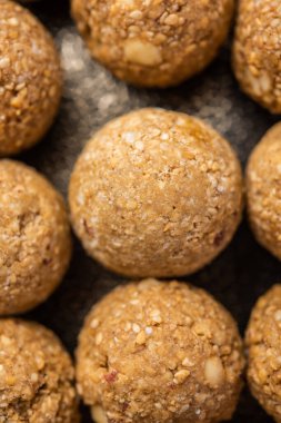 Til Gul laddoo, Susam jaggery Ball, Ta ki ke laddo ya da tilgul Hindistan 'da Makar Sankranti Festivali için