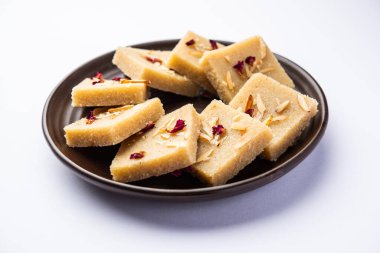 Rava barfior sooji burfi ya da barfee irmik, şeker, yağ ve badem ile yapılan Hint tatlısı.