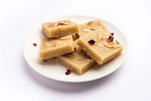 ラババルフィ Rava Barfi Soji BurfiまたはBarfee セモリナ アーモンドで作られたインドの甘いもの — ストック写真
