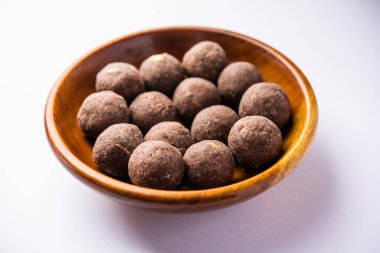 Nachni laddu veya Ragi laddoo veya parmak darı, jaggery ve ghee kullanarak yapılan tatlı toplar.