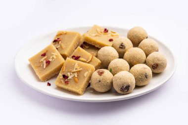Ladu 'lu Rava Barfi, Sooji Burfi ve Laddoo' yu da çağırır. Hintli tatlı irmikten yapılmış.
