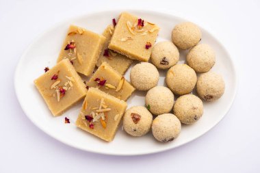 Ladu 'lu Rava Barfi, Sooji Burfi ve Laddoo' yu da çağırır. Hintli tatlı irmikten yapılmış.