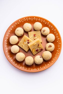 Ladu 'lu Rava Barfi, Sooji Burfi ve Laddoo' yu da çağırır. Hintli tatlı irmikten yapılmış.