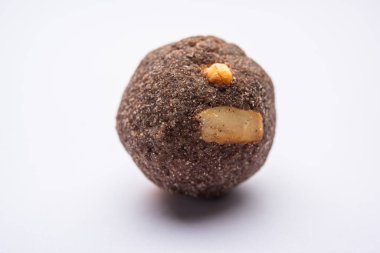 Nachni laddu veya Ragi laddoo veya parmak darı, jaggery ve ghee kullanarak yapılan tatlı toplar.