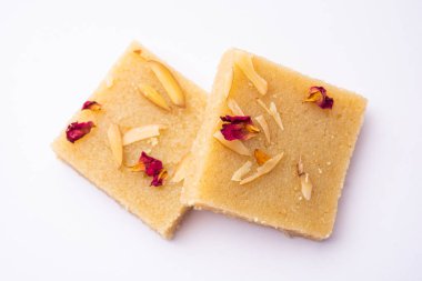 Rava barfior sooji burfi ya da barfee irmik, şeker, yağ ve badem ile yapılan Hint tatlısı.