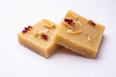 Rava barfior sooji burfi ya da barfee irmik, şeker, yağ ve badem ile yapılan Hint tatlısı.