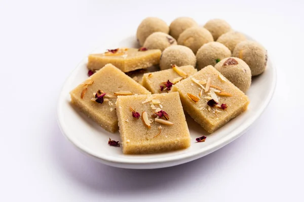 Rava Barfi和Laddu也被称为Sooji Burfi和Laddoo 印度甜品 用丝莫利娜做的 — 图库照片