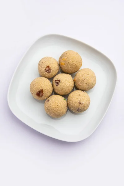 Rava Laddu或Sooji Ladoo是一种印度甜食 用半甘露 腰果和葡萄干制成 — 图库照片