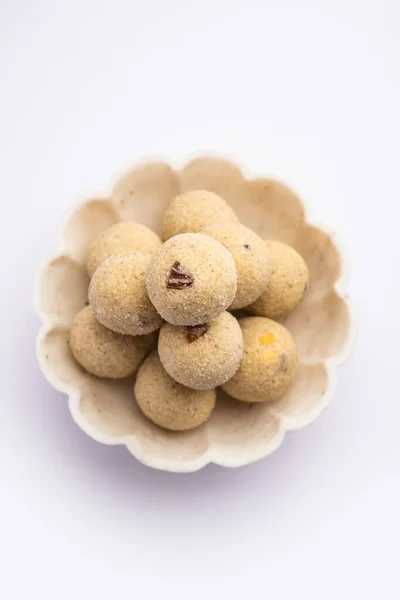 Rava Laddu或Sooji Ladoo是一种印度甜食 用半甘露 腰果和葡萄干制成 — 图库照片