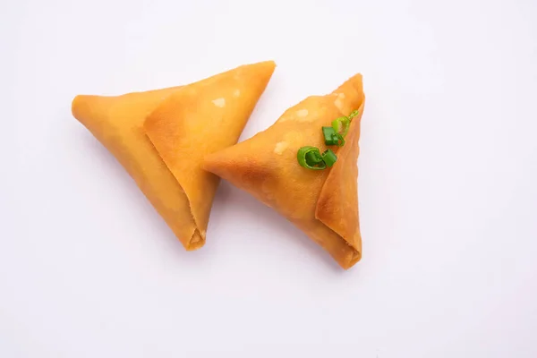 パティやストリップを使ったカクテルミニ三角形のサモサ インドの人気のホームメイドスナック — ストック写真